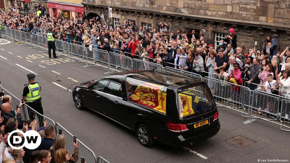 Queen Elizabeth II′s casket arrives in Edinburgh — updates | Information | DW