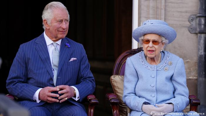 الملك تشارلز الثالث مع والدته الراحلة الملكة اليزابيث الثانية في حدائق قصر هولرودهاوس في اسكتلندا 30.06.2022