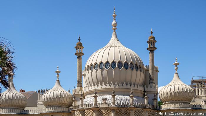 Dächer des Royal Pavilion in Brighton, eine Ansammlung von Zwiebeltürmen.