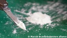 Ein Pressesprecher des Zolls Hamburg präsentiert auf einem Medientermin im Hafen einen kleinen Teil des sichergestellten Kokains. (zu dpa 23 Tonnen Kokain geschmuggelt? - Elf Festnahmen nach Durchsuchungen) +++ dpa-Bildfunk +++