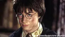Harry Potter (Daniel Radcliffe) ist im neuen Kinofilm Harry Potter und die Kammer des Schreckens von seiner riskanten Mission mit Schrammen im Gesicht gezeichnet (Szenenfoto). Für den Zauberlehrling Harry beginnt das zweite Ausbildungsjahr an der Hogwarts-Schule für Hexerei und Zauberei. Dort sind seine Heldentaten aus dem ersten Jahr inzwischen zum Tagesgespräch geworden. Als ein unfassbarer und unheimlicher Schrecken von Hogwarts Besitz ergreift, entschließen sich Harry und seine Mitstreiter der finsteren Macht gegenübertreten, die ihre geliebte Schule bedroht. Ein gefährliches Abenteuer nimmt seinen Lauf... Starttermin der Fortsetzung des Erfolgsfilms Harry Potter und der Stein der Weisen (2001) nach der Romanvorlage von J. K. Rowling ist der 14.11.2002.