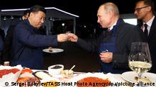 11.09.2018, Russland, Wladiwostok: Wladimir Putin (r), russischer Präsident, und Xi Jinping, Präsident Chinas, stoßen bei einem gemeinsame Essen miteinander an. Xi nimmt zum ersten Mal an dem Wirtschaftsforum teil, mit dem sich Russland als Handelspartner und Investitionsziel im asiatischen Raum präsentiert. Foto: Sergei Bobylev/POOL TASS Host Photo Agency/dpa +++ dpa-Bildfunk +++