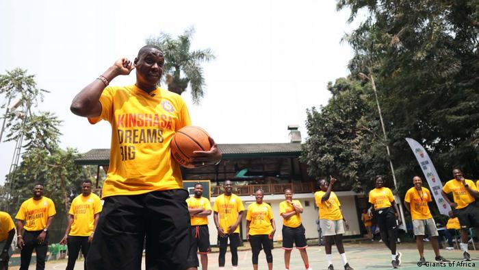 NBA-Manager Masai Ujiri (vorne) in einem Basketball-Nachwuchs-Camp in Kinshasa, der Hauptstadt der Demokratischen Republik Kongo