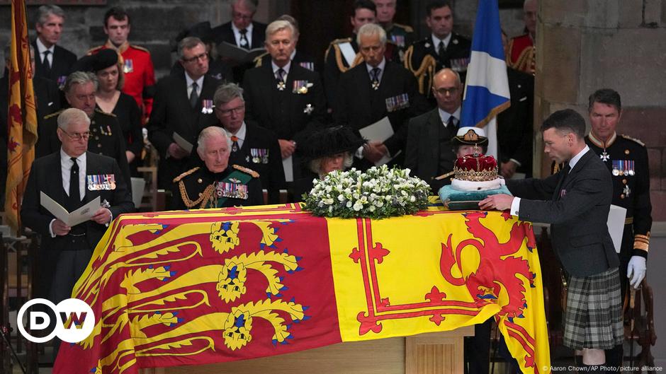 Queen Elizabeth II honored at Scotland's St.Giles' Cathedral – DW – 09 ...