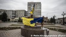 KHARKIV, UKRAINE - SEPTEMBER 11: Ukrainian flag waves after Ukrainian army liberated the town of Balakliya in the southeastern Kharkiv oblast, Ukraine, on September 11, 2022. Metin Aktas / Anadolu Agency