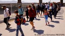 Migrants walk after being detained by U.S. Border Patrol agents after crossing into the United States from Mexico to turn themselves in to request for asylum, in El Paso, Texas, U.S., September 12, 2022. REUTERS/Jose Luis Gonzalez 