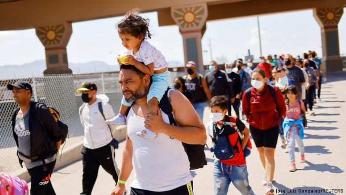 Fila de venezolanos son devueltos a México por Estados Unidos