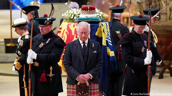Charles, gekleed in kilt, met andere leden van de koninklijke familie voor de kist van koningin Elizabeth
