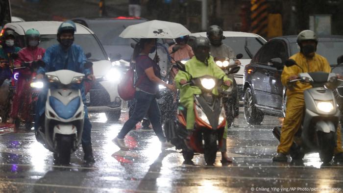 Lluvia en Taipei, Taiwán, ante la cercanía del tifón Muifa.