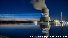 Essenbach, 12.09.2022+++ Greenpeace-Aktivisten projizieren Riskant & überflüssig an den Kühlturm am Kernkraftwerk Isar 2.