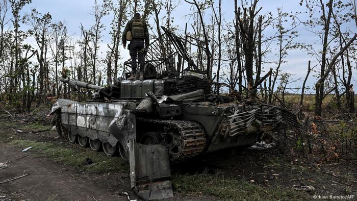 Soldat sur un char à la campagne