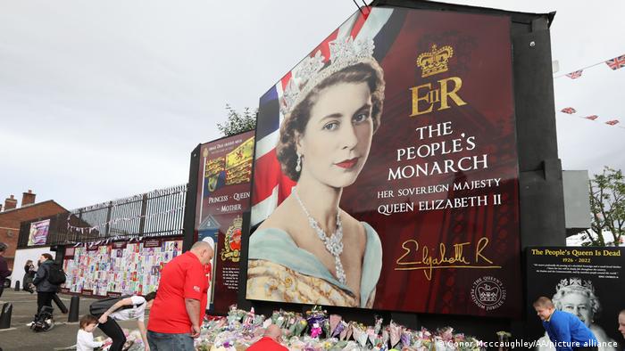 الإيرلنديون يتذكرون الملكة إليزابيث الثانية ويعبرون عن حبهم لها في بلفاست