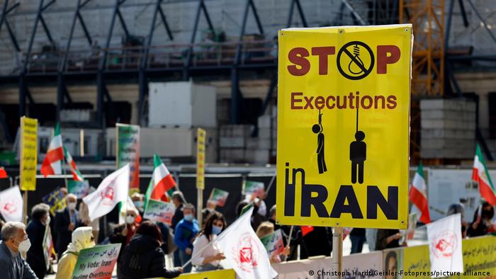 Stop ejecuciones en Irán, dice la pancarta más visible, con el dibujo de dos monigotes ahorcados.