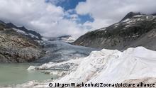 Alpenlandschaft mit Rhonegletscher und Rhonequelle, zum Schutz vor Abschmelzung ist der Gletscher teilweise mit weißen Planen abgedeckt, Oberwald, Wallis, Schweiz, Europa