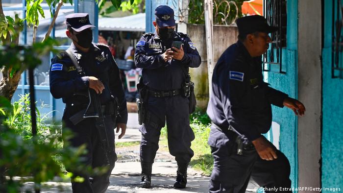Policías salvadoreños participan en un operativo contra la violencia en Soyapango, al este de la capital de El Salvador. (Foto de archivo: 16.08.2022)