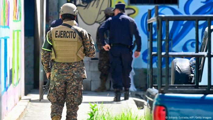 Foto de archivo de soldados y policías en El Salvador