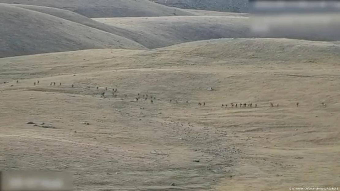 Imagem de vídeo mostra a movimentação, ao longe, em um campo aberto, de soldados do Azerbaijão.