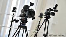 Zeugen des Alltags. Fernsehkameras auf Stativen. München Bayern Deutschland *** Witnesses of everyday life TV cameras on tripods Munich Bavaria Germany Copyright: xRolfxPossx 