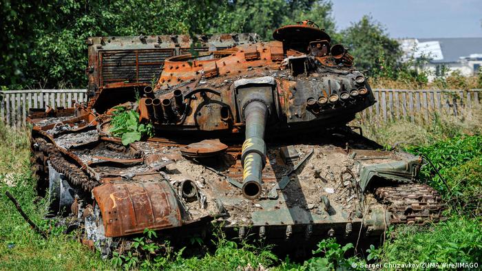Un tanc rusesc distrus de ucraineni în regiunea Cernihiv 
