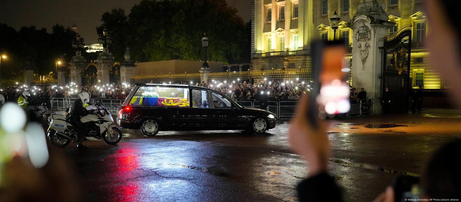 Carro cokm o caixão chega ao Palácio de Buckingham