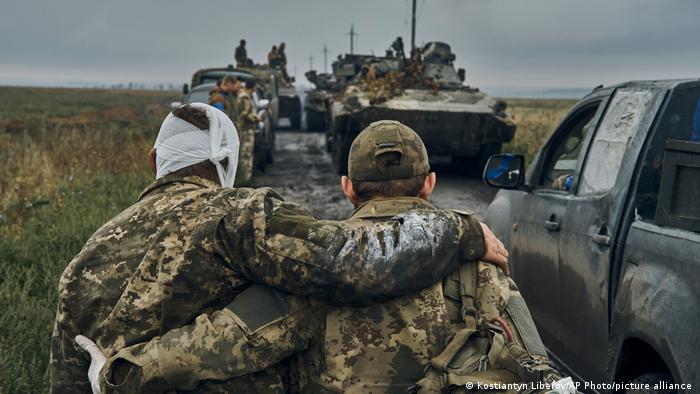 Украински войници се придвижват през отвоювана от руските части територия в района на Харков
