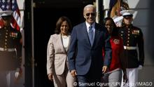 Vice President Kamala Harris, from left, President Joe Biden and Lovette Jacobs, 5th year International Brotherhood of Electrical Workers Local 103 electrical apprentice, arrive to an Inflation Reduction Act event on the South Lawn of the White House in Washington, D.C., US, on Tuesday, Sept. 13, 2022. Biden is trying to capitalize on a sudden spate of positive economic news to turn Democrats biggest political liability into an unlikely election-year selling point. PUBLICATIONxINxGERxSUIxAUTxHUNxONLY WASP20220913121 SamuelxCorum 