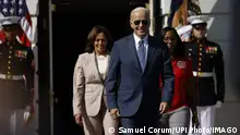 Vice President Kamala Harris, from left, President Joe Biden and Lovette Jacobs, 5th year International Brotherhood of Electrical Workers Local 103 electrical apprentice, arrive to an Inflation Reduction Act event on the South Lawn of the White House in Washington, D.C., US, on Tuesday, Sept. 13, 2022. Biden is trying to capitalize on a sudden spate of positive economic news to turn Democrats biggest political liability into an unlikely election-year selling point. PUBLICATIONxINxGERxSUIxAUTxHUNxONLY WASP20220913121 SamuelxCorum 