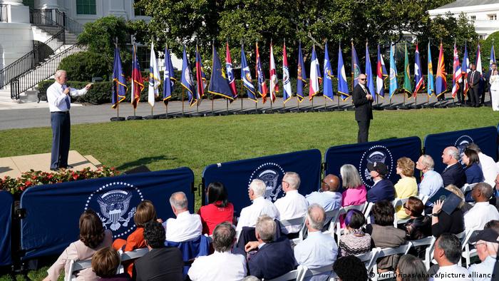 Joe Biden spricht im September im Weißen Haus vor einer Menschenmenge, die das Anti-Inflationsgesetz feiert