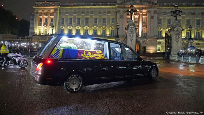 Großbritannien London | Der Leichenwagen mit dem Sarg von Königin Elizabeth II. kommt am Buckingham Palace an