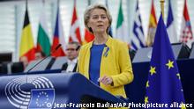 14.09.2022+++ European Commission President Ursula von der Leyen gestures as she speaks on Ukraine at the European Parliament in Strasbourg, eastern France, Wednesday, Sept. 14, 2022. (AP Photo/Jean-Francois Badias)