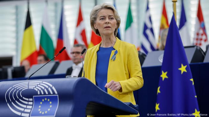 冯德莱恩在欧洲议会发表欧盟“国情咨文”，身着套装与乌克兰国旗同色。