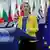 馮德萊恩在歐洲議會發表歐盟「國情咨文」，身著套裝與烏克蘭國旗同色。