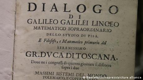 Okładka działa Galileusza Dialog o dwóch najważniejszych układach świata 