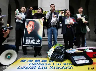 示威民众要求释放刘晓波