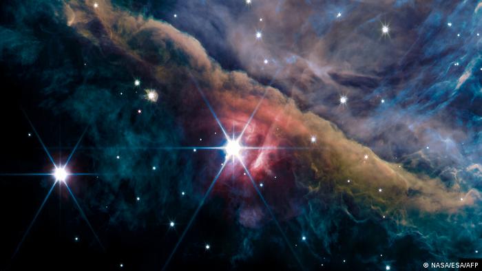 La región interior de la nebulosa de Orión vista por el instrumento NIRCam del telescopio espacial James Webb. 