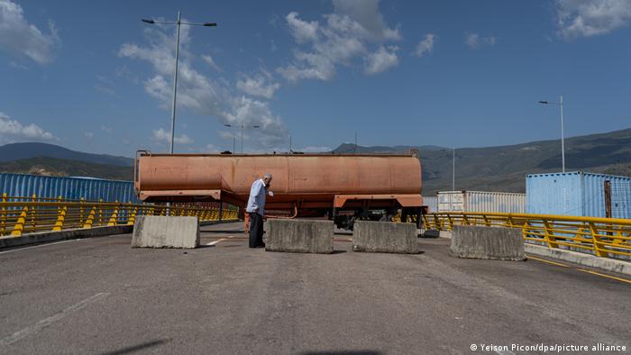 Un camión impide el tránsito en uno de los puentes internacionales que unen Venezuela con Colombia.