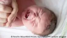 30.8.2022, Paris, Frankreich, ©Neville Mountford-Hoare/AltoPress/Maxppp ; Le 30/08 LE PARISIEN EXCLUSIF. Pendant la pandémie de Covid-19, le nombre de bébés secoués a doublé en région parisienne et la mortalité a été multipliée par 9, selon une étude menée par l’hôpital Necker que nous révélons. Des chiffres qui doivent faire réagir. ILLUSTRATION During the Covid-19 pandemic, the number of shaken babies doubled in the Paris region and mortality was multiplied by 9, according to a study carried out by the Necker hospital that we reveal. Figures that must make people react. STOCK PICTURE