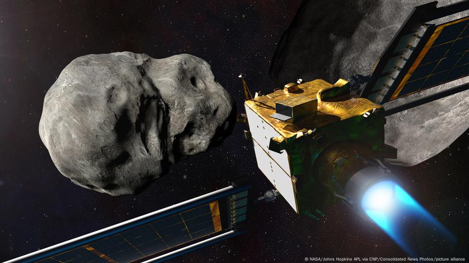 Ilustración de una nave espacial acercándose al asteroide Dimorphos.