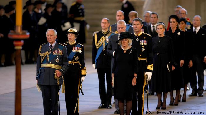 Leden van de koninklijke familie staan ​​plechtig in de rij in het Palace of Westminster
