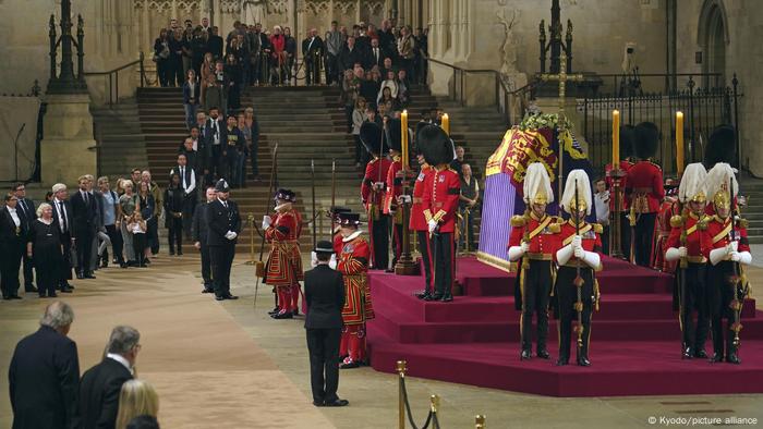 英国女王伊丽莎白二世的灵柩在西敏宫供大众致哀，有英媒估计可能有超过75万人前往吊唁。
