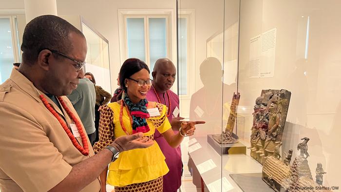 Museumsmitarbeiter vor einer Ausstellungsvitrine im Humboldt Forum in Berlin im September 2022