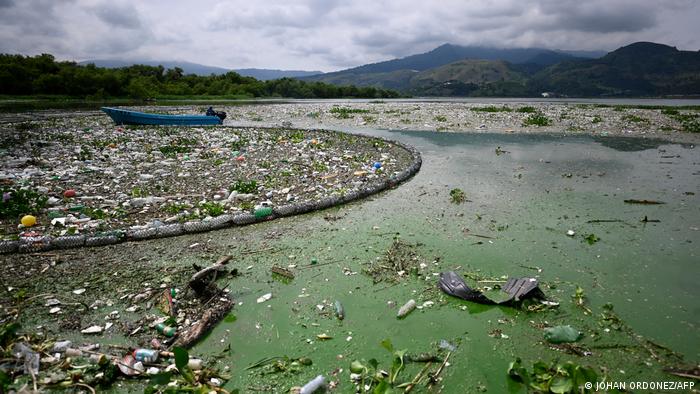 Пластиковые отходы плавают на озере Аматитлан в Гватемале. 