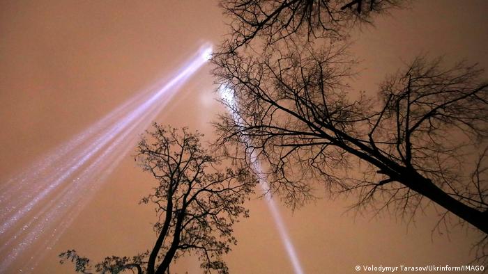 Los Rayos de la Dignidad, que representan las almas de los Cien Héroes Celestiales, iluminan el cielo nocturno sobre el lugar de los trágicos acontecimientos de la Revolución de la Dignidad, siete años después, en el marco del proyecto Personajes de la Dignidad, en Kiev, capital de Ucrania (2021).