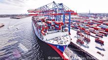 Containerschiff der Reederei COSCO wird am Container Terminal Tollerort abgefertigt.