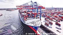 Containerschiff der Reederei COSCO wird am Container Terminal Tollerort abgefertigt.
