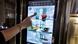 Ein smarter Kühlschrank mit Touchscreen Ein smarter Kühlschrank mit Touchscreen