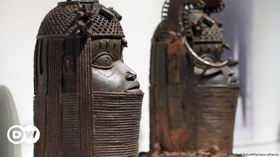 Die Bronzen aus Benin wurden vor ihrer Rückkehr in Berlin ausgestellt  Deutschland |  DW
