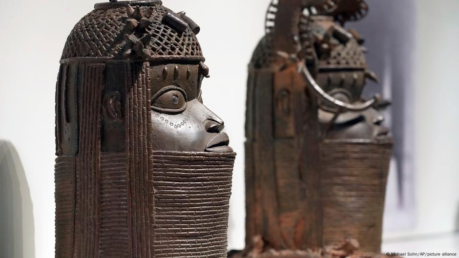 Die Bronzen aus Benin wurden vor ihrer Rückkehr in Berlin ausgestellt  Deutschland |  DW