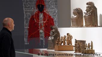 Man betrachte die im September 2022 im Humboldt Forum in Berlin ausgestellten Bronzen aus Benin.