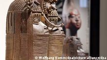 Zu Beginn einer Pressekonferenz vor der letzten Teileröffnung des Humboldt Forums stehen die sogenannten Benin Bronzen in den Ausstellungsräumen. Die Sammlungspräsentationen des Ethnologischen Museums und des Museums für Asiatische Kunst der Staatlichen Museen zu Berlin sind mit rund 20 000 Exponaten auf 16 000 Quadratmetern dann vollständig zu sehen.